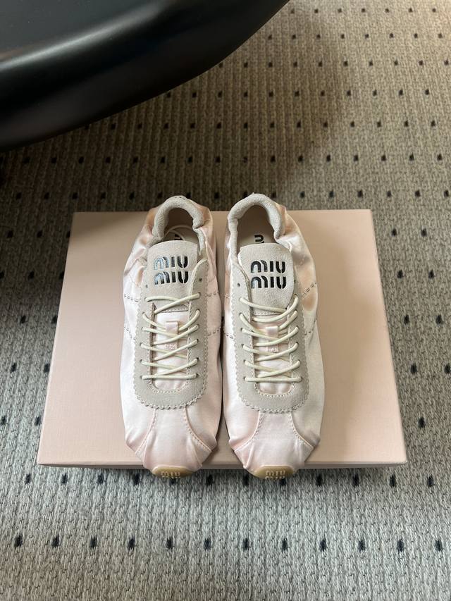 Miumi* plume系列缎面芭蕾德训鞋休闲鞋 把德训鞋的休闲运动感和芭蕾舞鞋的优雅柔和结合，既有复古运动风，又带法式芭蕾的精致感。缎面鞋面自带光泽褶皱，麂皮