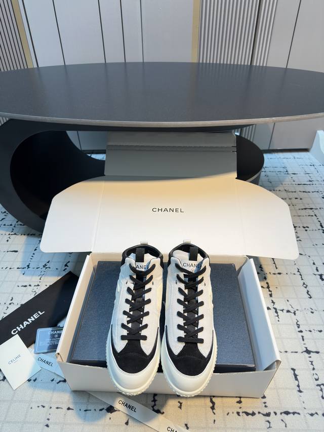 小香滑雪系列黑白熊猫高帮运动鞋 麂皮高帮+黑白熊猫拼接～超有层次感～超有范～ 颜值舒适度无敌 上脚意外好看N倍～高帮才显瘦脚～帅气十足～超有个性 很绝！穿出不一