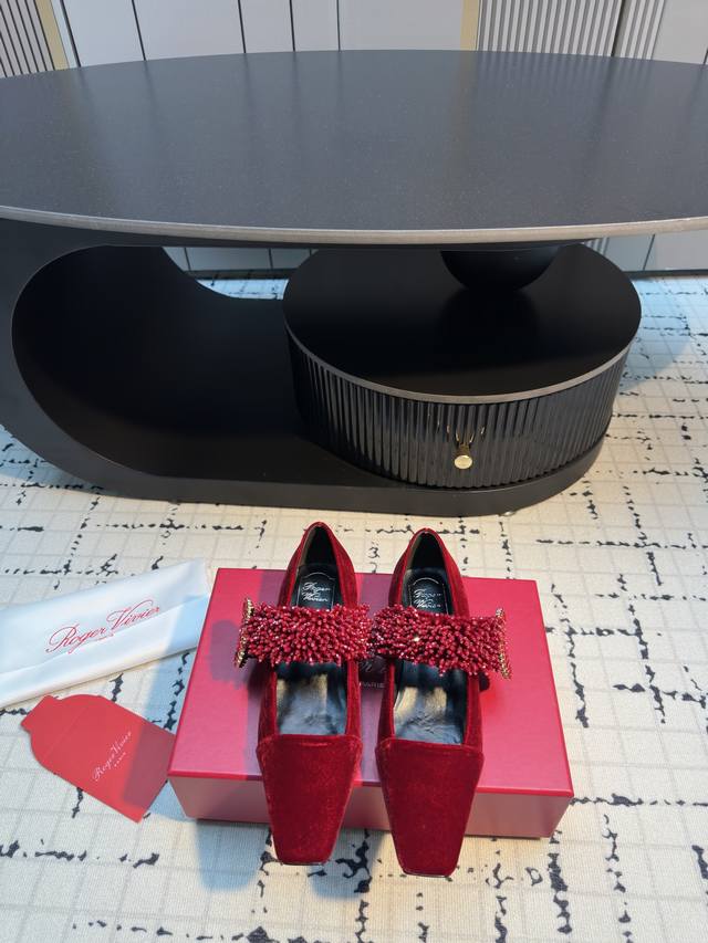 Roger Vivier Fw26 Mew Arrival～ Rv 2026新款钻扣玛丽珍新品 俏皮减龄又不失高级感，富家千金即视感 内里小羊皮，意大利进口牛皮
