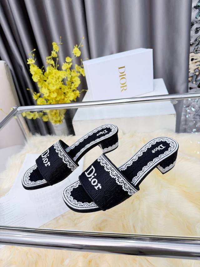 Dior 2026春夏系列中跟拖鞋，精致优雅。鞋面5D设计，Dior标志超有辨识度，日常或度假都能轻松驾驭。Oblique压纹是Dior经典元素，搭配蕾丝刺绣，