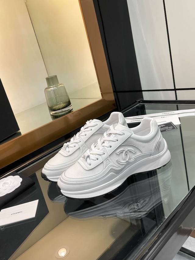 Chane*香奈儿春夏最新款运动鞋 超多明星网红种草 正品太古汇Rmb15380购入开发细节完美对原版香奈儿的世界一直是女生梦寐以求的，简约的隔板设计 超级演绎