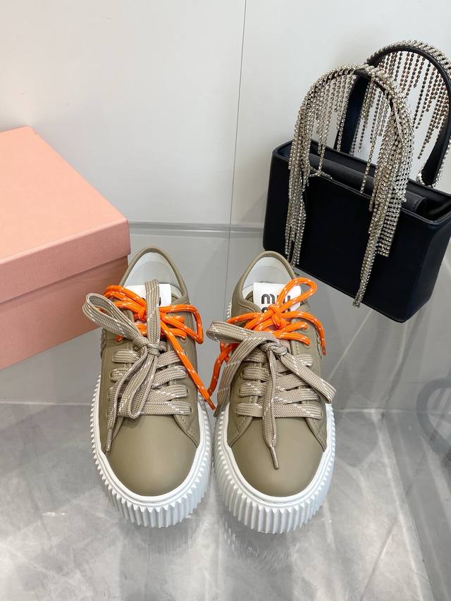 出厂价p Miumiu 谬谬 25春新款 厚底饼干鞋 最新走秀款，经典升级 舒适度与时髦度并存 每个颜色搭配都好看，设计搭配不同风格需求 鞋面：原版定制布