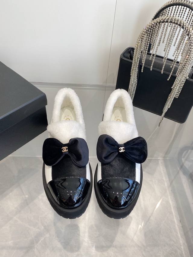 出厂价pp 2680小香 本季秋冬季必备单品！！ 香奈儿秋冬重工爆款羊毛短靴 小红书力推款，怎么搭配都好看，时髦精必备，香奈儿女士钟爱简约又难以抗拒系搭配展现