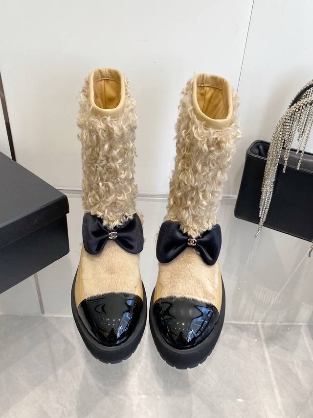 出厂价pp短靴：p 长靴p 2670小香 本季秋冬季必备单品！！ 香奈儿秋冬重工爆款羊毛短靴 小红书力推款，怎么搭配都好看，时髦精必备，香奈儿女士钟爱简约又