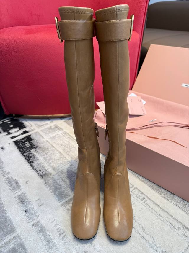 莞产 Miu Miu 2025最具话题性的靴子｜代购级别 本季最具影响力的时尚单品The Buckle Boots机车靴，一眼爱上 靴筒完美修饰脚型 可以参考其