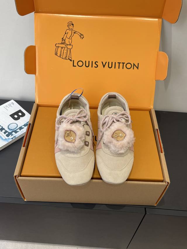 顶级版本 女款 男款 Louis Vuitton路易威登 Sneakerina系列 芭蕾运动鞋 德训鞋 情侣款 配饰30 Sneakerina 芭蕾风运动鞋以丝