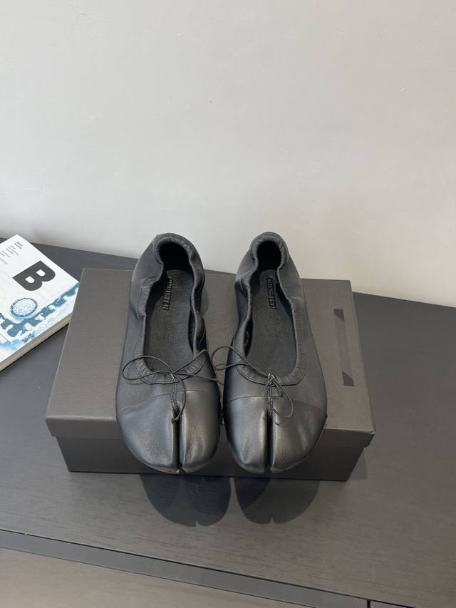 Christen 26Ss早春新款 分趾 蝴蝶结玛丽珍 芭蕾舞鞋 柔软绵羊面料加绵羊里皮作为设计元素 超软舒适 采用蝴蝶的长度来调节鞋子的包裹性 适合更广泛的人