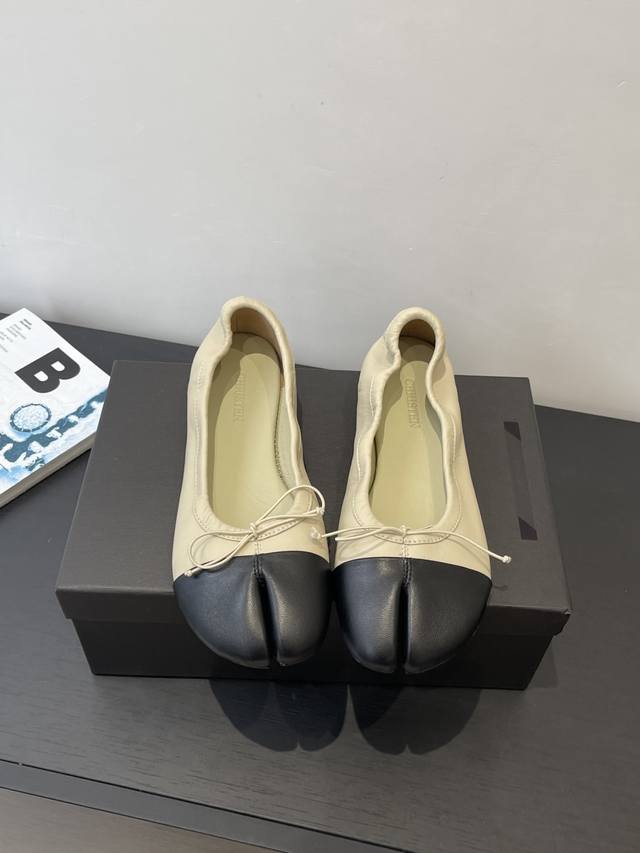 Christen 26Ss早春新款 分趾 蝴蝶结玛丽珍 芭蕾舞鞋 柔软绵羊面料加绵羊里皮作为设计元素 超软舒适 采用蝴蝶的长度来调节鞋子的包裹性 适合更广泛的人