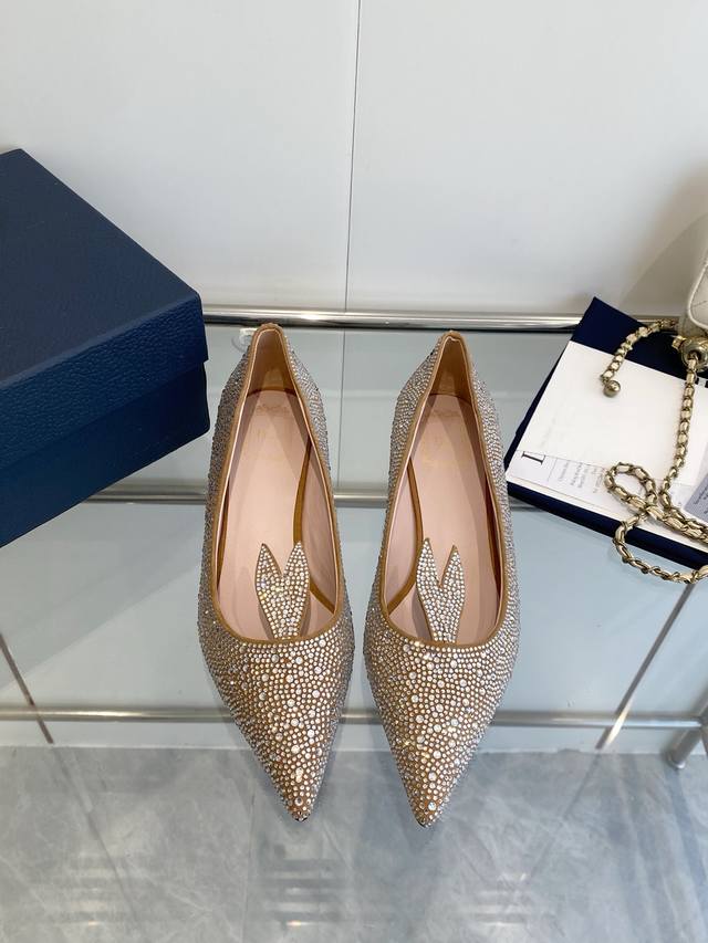 Dior迪奥 26Ss早春时装单鞋 尖头烫钻猫跟单鞋 面料：原版定制烫钻工艺 内里：羊皮里 垫脚：羊皮里 大底：意大利真皮大底 跟高：4.5Cm 码数：35-3