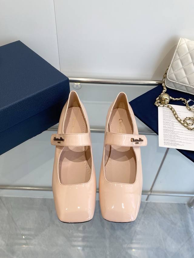 Dior迪奥 26 Ss早春度假系列 漆皮 方头 粗跟 玛丽珍鞋 面料：原版漆皮 内里：羊皮里 垫脚：羊皮里 大底：意大利真皮大底 码数：35-39 40 41