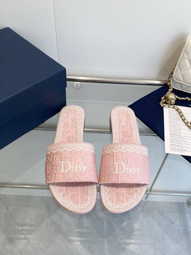 Dior迪奥26Ss早春时装凉鞋系列 圆头刺绣凉拖 面料：原版刺绣水洗布料 内里：羊皮里 垫脚：原版刺绣水洗布料 大底：意大利真皮大底 跟高：高跟4Cm 平跟1