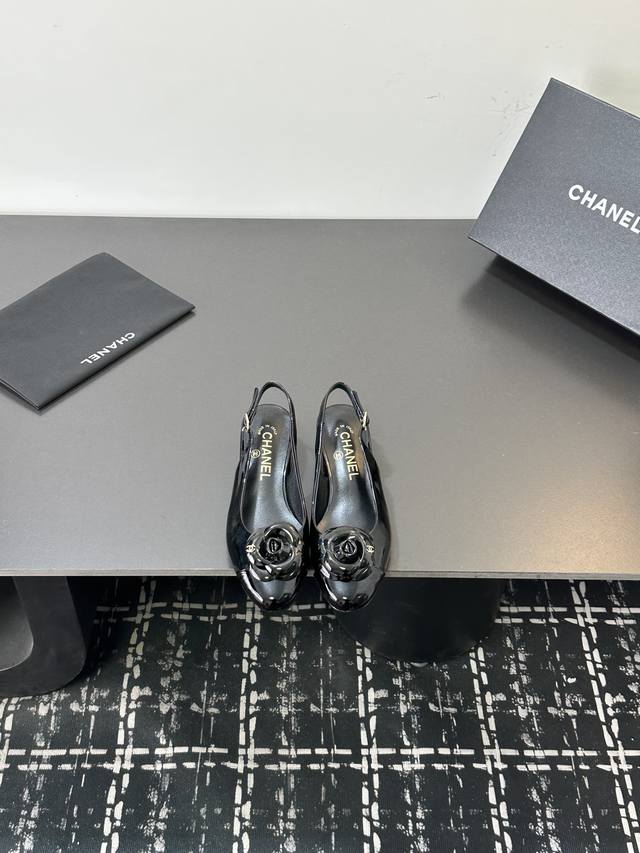 26Ss早春新品Chanel香奈儿 小香后空低跟山茶花拼接凉鞋 圆头设计:优雅显瘦，拉长腿部线条蝴蝶结装饰:甜美可爱，增添女性魅力高跟设计:显高显瘦，展现优雅气