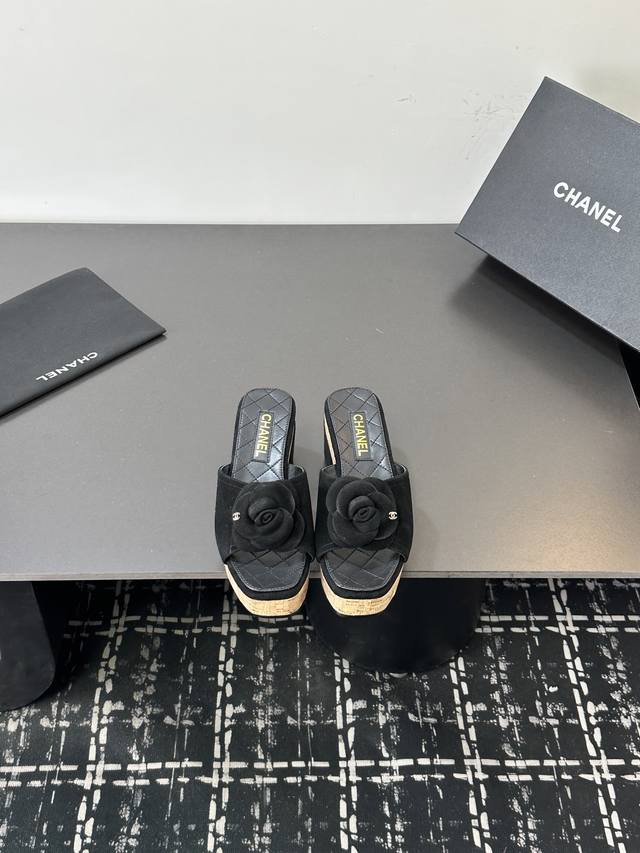 26Ss春夏新款Chanel香奈儿小香山茶花经典厚底台粗跟中跟一字拖鞋 C家经典山茶花设计，温柔风一整个拿捏了！夏天该有的气息 一字拖必备单品，上脚慵懒舒适！