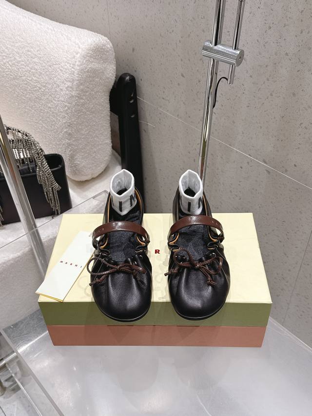 出厂 Marni 玛尼 2026Ss春夏新款褶皱蝴蝶结玛丽珍芭蕾舞鞋 平底鞋一脚蹬懒人鞋别致的一体褶皱鞋面设计，展露柔美风情。从华丽的裙装，到干练简洁的裤装。这