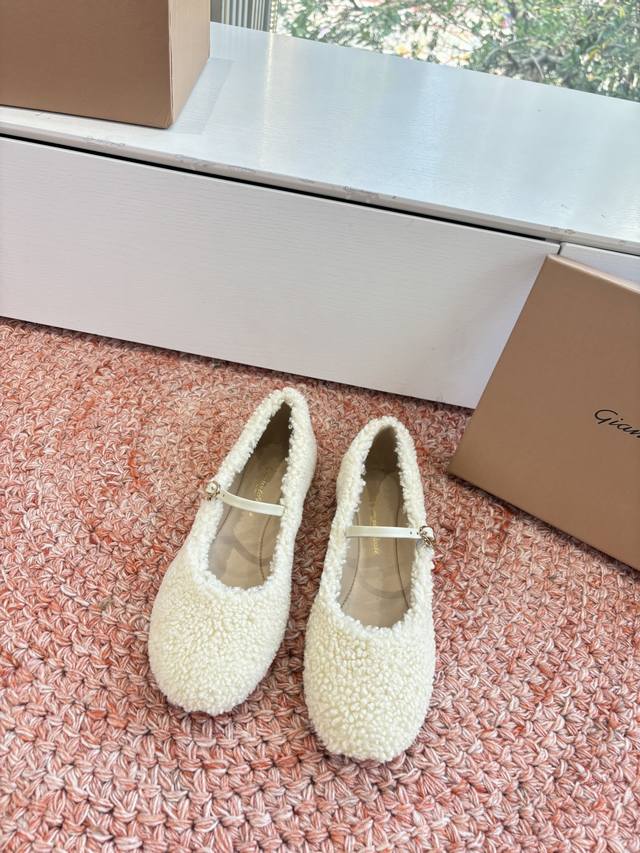 G305吉安维托 罗西Gianvitorossi 绝美美拉德色系羊绒芭蕾鞋 轻松移动，方头短靴 素面设计，简单大方。时尚亮点！ 秉承了其传统意大利工艺，专注精巧