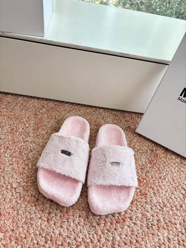 G013所见即所得顶级品质Maison Marginal* Mm6马吉拉毛毛拖鞋五指拖鞋凉鞋马吉拉设计师太有才了 作为设计元素打造鞋品 单鞋干练精致 半拖搭配短