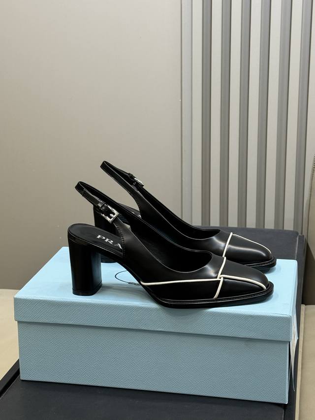 prada 26C New Arrival～粗跟高跟鞋 p家26方头系列单鞋新品 时髦的小方头，轻松Get时髦气息 开边珠小牛皮材质，挺阔形体，气质满满 内里小
