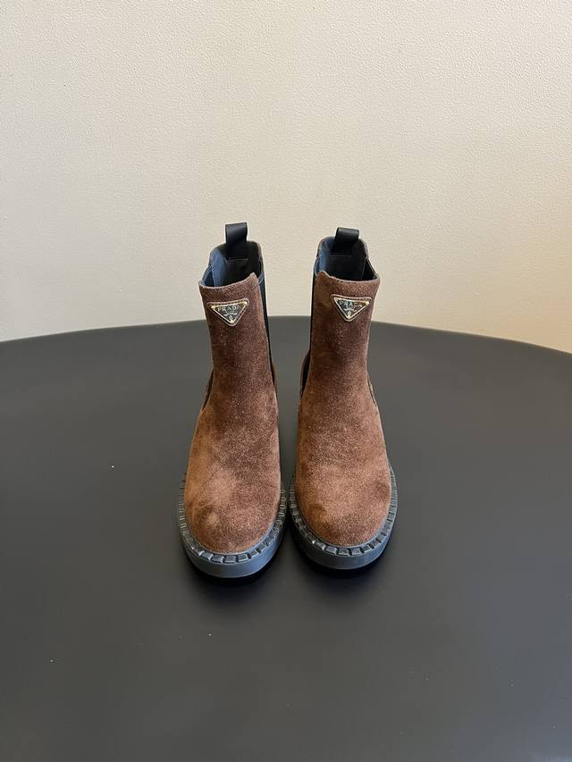 prad*新款复古风麂皮切尔西靴短靴 经典切尔西靴型结合厚底+锯齿边，搭配标志性三角标Logo，既有复古靴的松弛感，又带prada标志性的轻奢酷感，是今年流行的