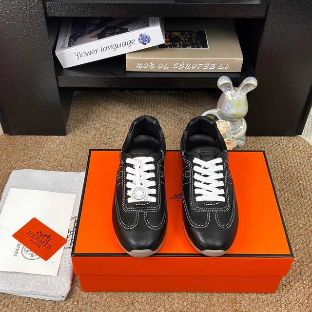 出厂价p Hermer德训鞋就是大牌运动德训的白月光，注入大牌们独有的高奢Dna-植柔软牛皮+高丝光羊猄皮，修长的鞋型让视觉上显脚瘦，极简骨架车线是设计师的灵感