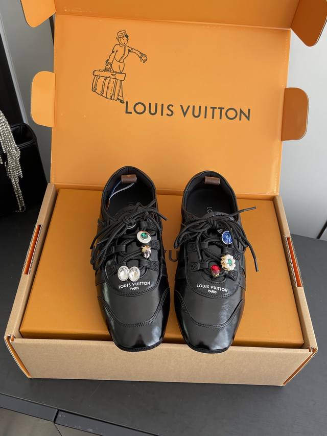 女款 男款480配饰30 Louis Vuitton 路易威登驴牌春夏Sneakerina系列 芭蕾运动鞋 德训鞋 情侣款 Sneakerina 芭蕾风运动鞋以