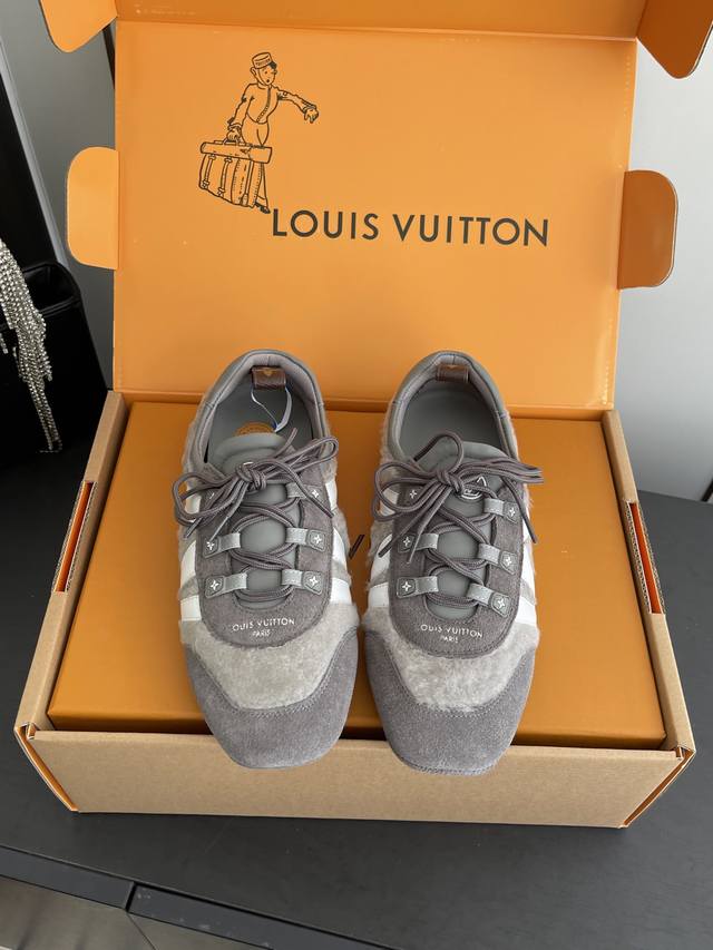 女款 男款480Louis Vuitton 路易威登驴牌春夏Sneakerina系列 芭蕾运动鞋 德训鞋 情侣款 Sneakerina 芭蕾风运动鞋以丝滑绒面牛