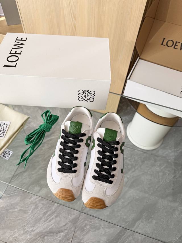 又上新颜色了 Loewe 今年罗意威的鞋子是大大地火起来了，这款芭蕾休闲鞋，人手一双的节奏 脚后跟设计新颖 像芭蕾舞鞋一样很好的贴合脚后跟，柔软舒适，这款阿甘鞋