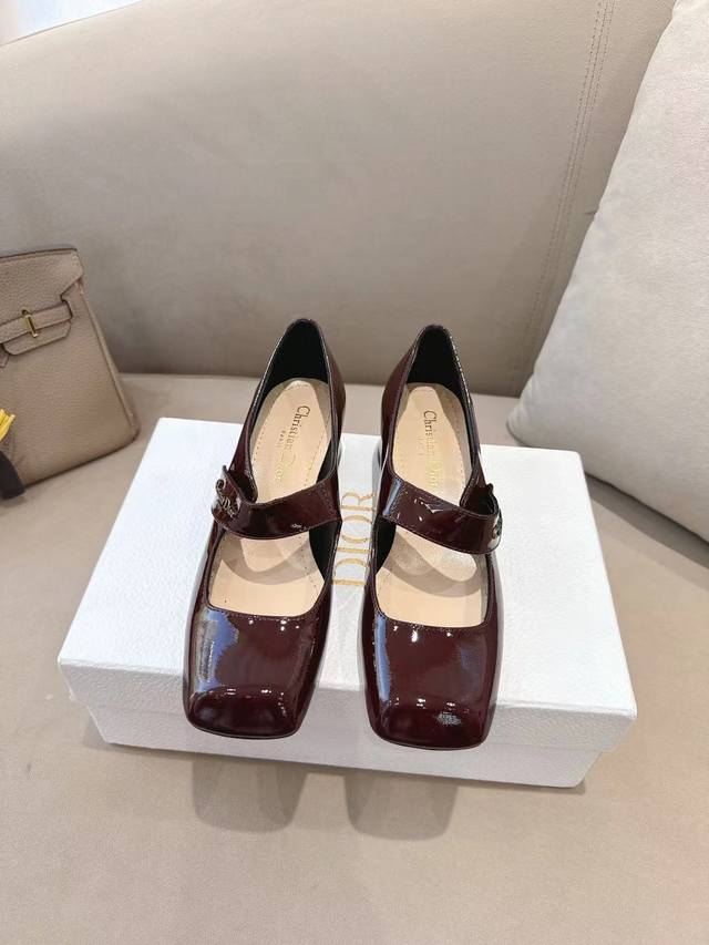 Christian Dior』2026Ss春夏新款New迪奥小姐 精致玛丽珍 法式小皮鞋 漆光质感邂逅经典绑带，迪奥鞋履勾勒法式浪漫。 Christian Di