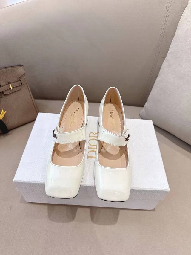 Christian Dior』2026Ss春夏新款New迪奥小姐 精致玛丽珍 法式小皮鞋 #芭蕾舞鞋 漆光质感邂逅经典绑带，迪奥鞋履勾勒法式浪漫。 Christ