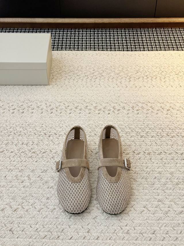 阿莱亚芭蕾舞鞋，古灵精怪可可爱爱的存在 且入坑上瘾，像集邮一样 一双不过瘾，甜酷感十足镂空款鞋面秀气 兼具品牌的优雅气质铆钉款时髦度超高，鞋型比钻款秀气网面款上