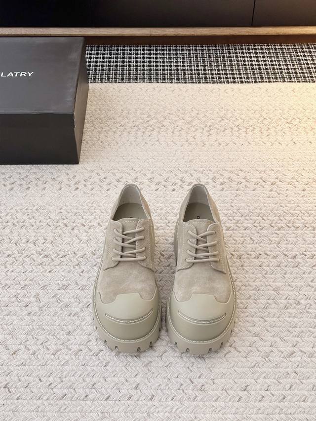 2026Ss系带德比鞋 时髦精每年必关注的鞋履品牌，它家设计总能让你勇于突破和创新 无论日常休闲还是机能感混搭，这款运动鞋都能带来卓越舒适体验与时尚感的双重体验