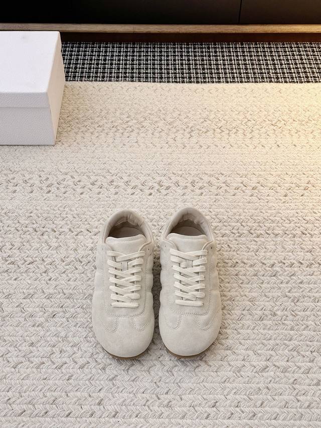 慵懒感面包鞋 软而不塌的皮质裹着恰到好处的复古鞋型 鞋面缝线是极简里藏的细腻，生胶底又添了点松弛的随性 配牛仔是随性的时髦 这双鞋大概就是“低调显贵”的具象化吧