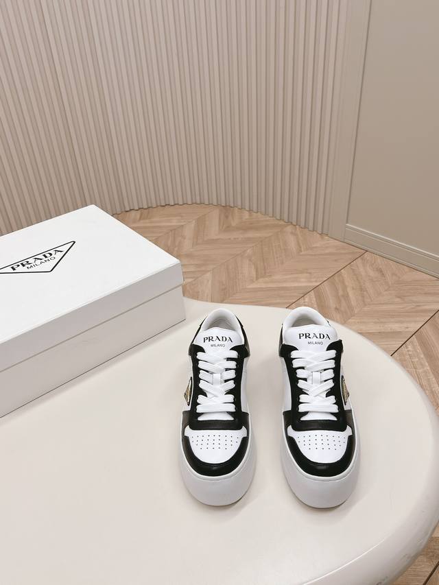 prada普拉达 24新款 厚底 小白鞋 休闲运动鞋 这款运动鞋延续经久不衰的轮廓，是新款经典单品。采用牛皮革精心制作， 提升格调。款式轻盈，搭配三角扣标志加5
