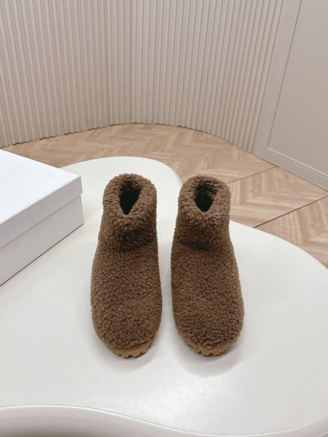 普拉达 prada24秋冬毛毛短靴 雪地靴．经典三角扣 舒适 萌萌哒 可爱 时尚 高雅 百搭 ，羊毛舒适柔软，唤醒秋冬暖意。让您从早到晚舒适踱步。可以轻松驾驭四