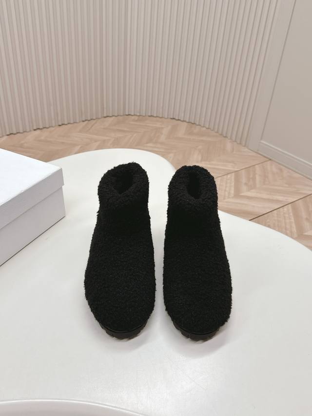 普拉达 prada24秋冬毛毛短靴 雪地靴．经典三角扣 舒适 萌萌哒 可爱 时尚 高雅 百搭 ，羊毛舒适柔软，唤醒秋冬暖意。让您从早到晚舒适踱步。可以轻松驾驭四