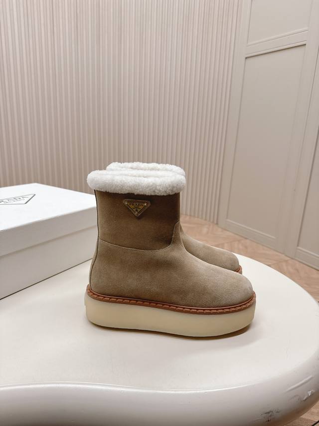 市面最高版本 prada 普拉达25秋冬新款△三角标羊毛鞋，材质细节可对比原版，市面普通版本区分！厚底靴 雪地靴 鞋面：双色擦色牛绒真 内里：羊羔毛 大底：真皮
