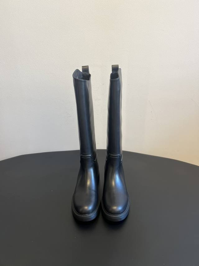 原厂级 Stuartweitzma* Sw5050圆头长筒骑士靴 采用光滑的皮革材质，质感细腻且富有光泽感，有深棕色和黑色两种经典色调，风格百搭且能凸显品质感。