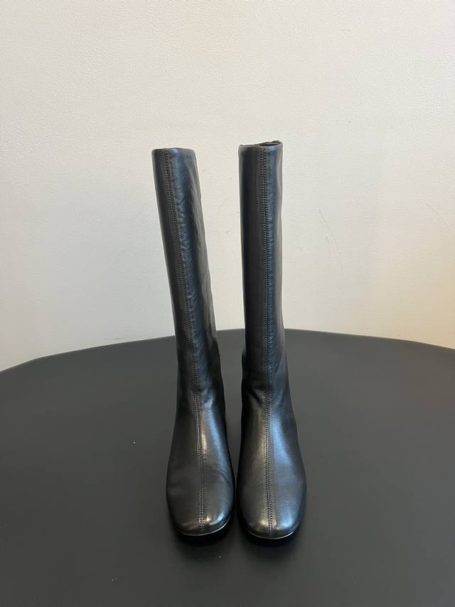 Miist* 25Ss新款真皮长靴 高品质的质量 拿到手你就知道它有多值！绝对超出你的想象，这种看似简单的款式超级百搭，无论搭配什么颜色衣服都非常棒，简单款不怕