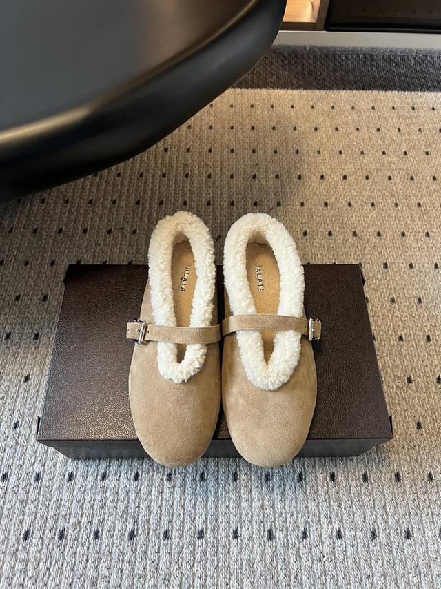 Alai* 25Ss秋冬新款加绒勃肯风玛丽珍鞋 采用反绒面料搭配羊羔毛内里，保暖性强；一字扣带设计，金属扣具提升质感，兼具复古与精致感。圆头版型包容脚型，平底设