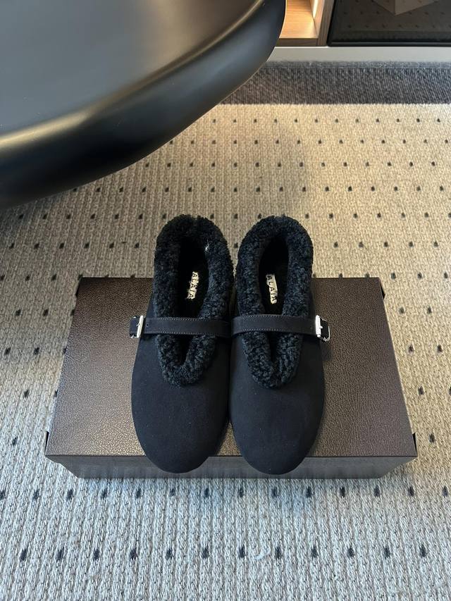 Alai* 25Ss秋冬新款加绒勃肯风玛丽珍鞋 采用反绒面料搭配羊羔毛内里，保暖性强；一字扣带设计，金属扣具提升质感，兼具复古与精致感。圆头版型包容脚型，平底设