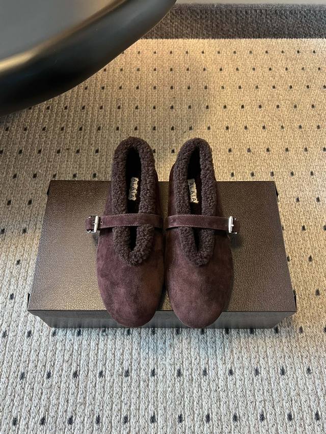 Alai* 25Ss秋冬新款加绒勃肯风玛丽珍鞋 采用反绒面料搭配羊羔毛内里，保暖性强；一字扣带设计，金属扣具提升质感，兼具复古与精致感。圆头版型包容脚型，平底设