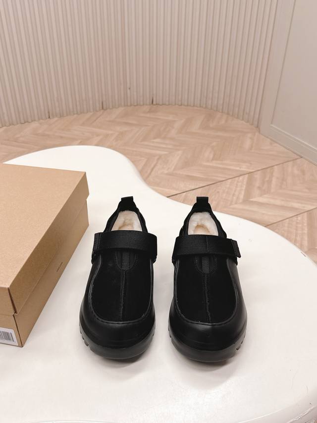 情侣款 Ugg新款羊毛鞋 贴脚又舒服，完全不会磨脚，穿一整天都不累。有设计感，无论是搭配牛仔裤走休闲风，还是搭小裙子走温柔风，都能轻松拿捏，适配度 % 回头率超