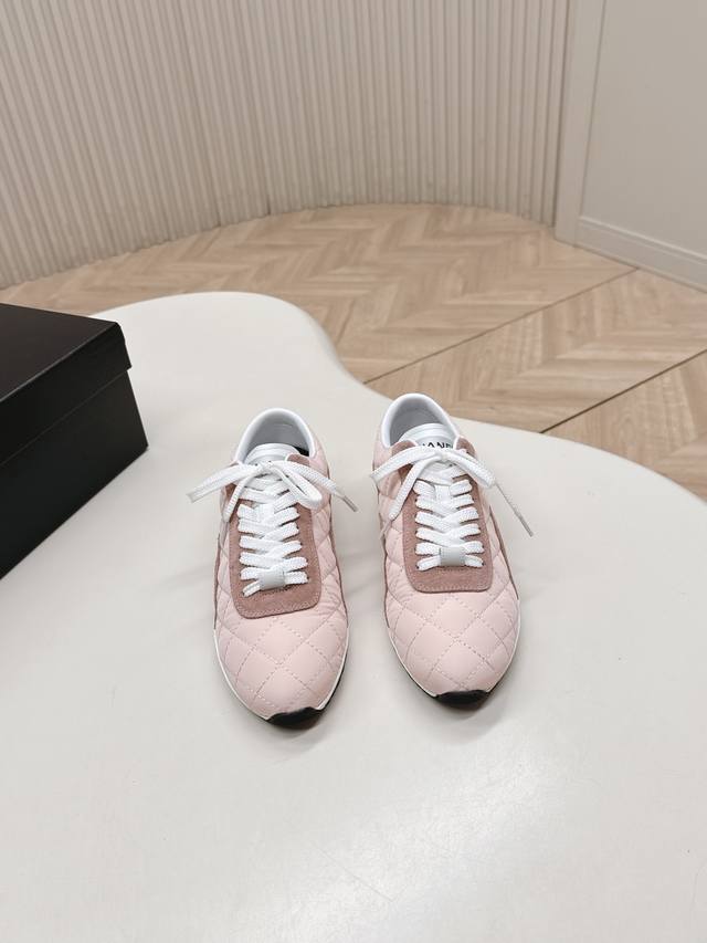 Chanel 香奈儿26C新款菱格德训鞋运动鞋 超轻便舒适的一款休闲鞋 黑色白色牛皮款 百搭小白鞋 款式搭配不会出错 牛反绒羽绒布撞色搭配 清新且活力满满 侧面