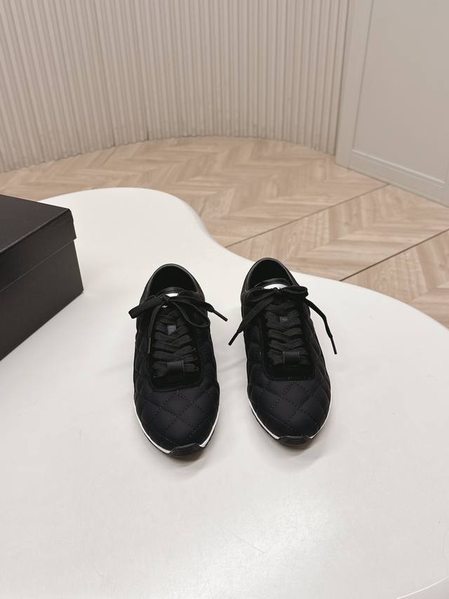 Chanel 香奈儿26C新款菱格德训鞋运动鞋 超轻便舒适的一款休闲鞋 黑色白色牛皮款 百搭小白鞋 款式搭配不会出错 牛反绒羽绒布撞色搭配 清新且活力满满 侧面