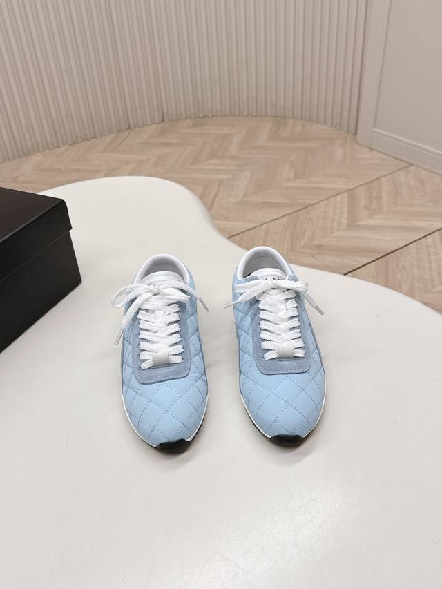 Chanel 香奈儿26C新款菱格德训鞋运动鞋 超轻便舒适的一款休闲鞋 黑色白色牛皮款 百搭小白鞋 款式搭配不会出错 牛反绒羽绒布撞色搭配 清新且活力满满 侧面