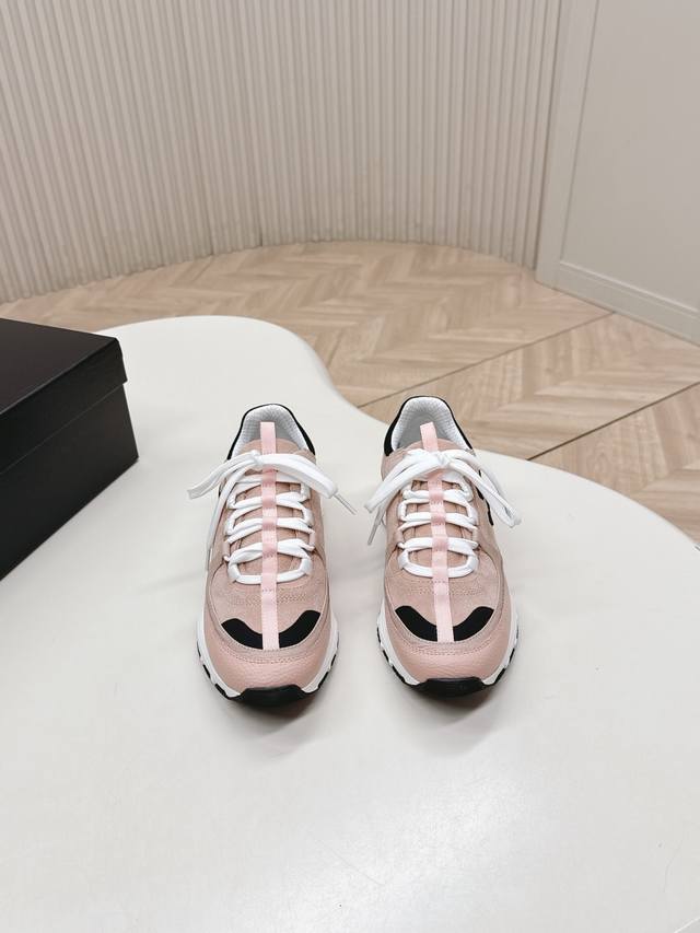 Chanel香奈儿26C新款熊猫鞋休闲运动鞋 专柜同步 专柜非常火爆 非常难买的一款鞋 全网最火的厚底熊猫鞋 可想而知小香控不可错过的 颜值与舒适并存的 简约百