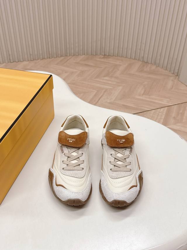 Fendi 芬迪最新款 复古阿甘鞋 德训运动鞋 高级绒面皮面拼接打造，灵感来自复古，全新演绎经典，轻便、舒适、透气的四季必备单品 无论是搭配牛仔裤还是裙子，风格