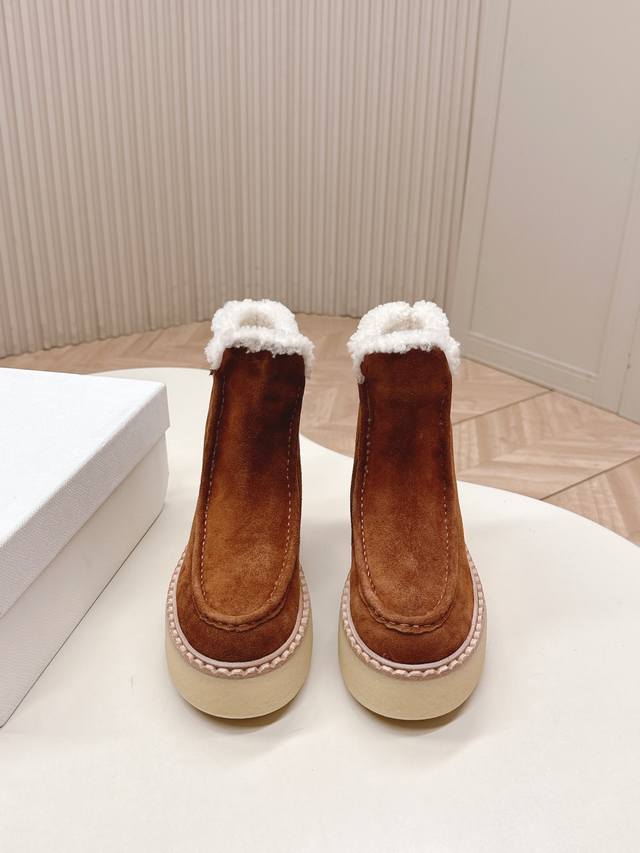 新颜色系列 短靴款 高帮款 低帮款 拖鞋款！！prada 普拉达 三角标羊毛鞋，厚底靴 雪地靴 半拖鞋系！高级牛绒真羊羔毛 真皮沿条 双色Tpu大底 材质细节可