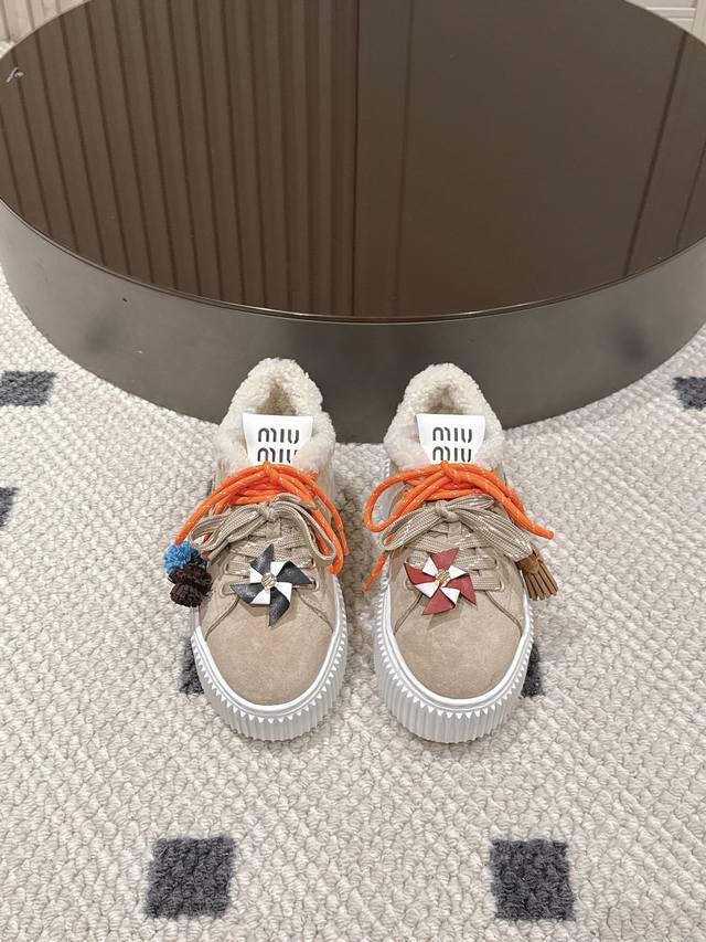 配花 35-40 41定做 Miumiu这双 真毛鹿皮厚底鞋 ，是秋冬把“暖”和“贵气”焊在脚上的狠角色 真毛里像把羊绒围巾裹在脚边，踩进去的热乎劲儿是冻脚星人