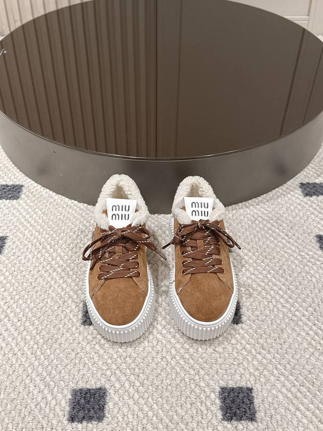 配花 35-40 41定做 Miumiu这双 真毛鹿皮厚底鞋 ，是秋冬把“暖”和“贵气”焊在脚上的狠角色 真毛里像把羊绒围巾裹在脚边，踩进去的热乎劲儿是冻脚星人