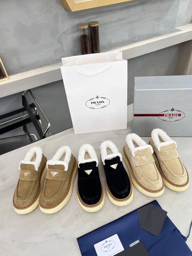 出厂 ，普家重版推出：原版1:1复刻、高品质出货、厚底羊毛鞋时尚走秀款、鞋子上脚超暖和、轻便，鞋型韵味超赞、舒适度百分百、值得拥有。 大底：原版pu大底 鞋面：